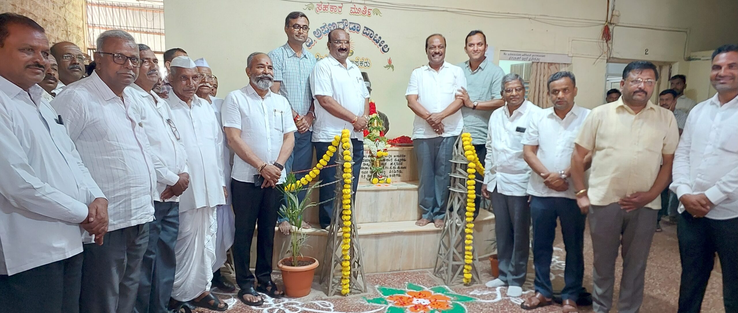 ವಿದ್ಯುತ್ ಸಹಕಾರಿ ಸಂಘದ ನೂತನ ಅಧ್ಯಕ್ಷರಾಗಿ ಮಹಾವೀರ ನಿಲಜಗಿ, ಉಪಾಧ್ಯಕ್ಷರಾಗಿ ಲಕ್ಷ್ಮಣ ಮುನ್ನೋಳಿ ಅವಿರೋಧ ಆಯ್ಕೆ